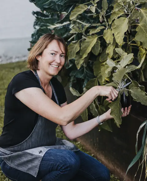 Daniela Beer-Bals im Garten der Pension
